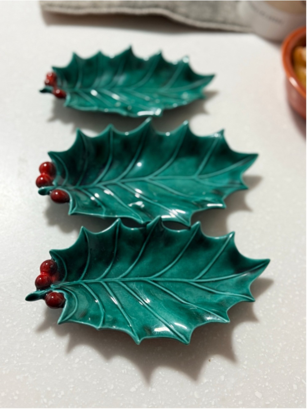 Holland Mold Ceramic Holly Leaf Serving Dishes Set, One Size, Green Red 3 leaves